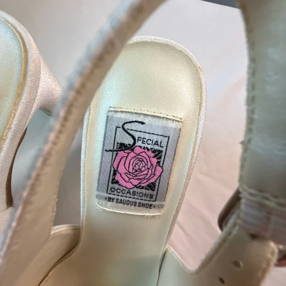 Special Occasions by Saugus Shoe White Heels - Picture 7 of 8